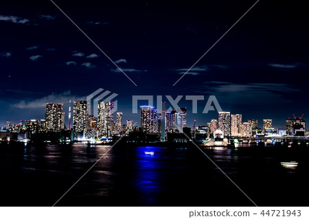 這是從東京灣彩虹橋看到的城市夜景 這是從東京灣彩虹橋看到的城市夜景 44721943