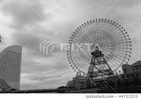Ferris wheel  44722203