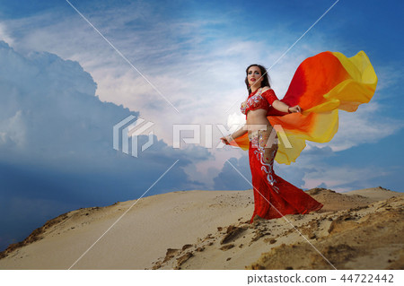 Oriental Beauty belly dancing outdoors Oriental Beauty belly dancing outdoors 44722442