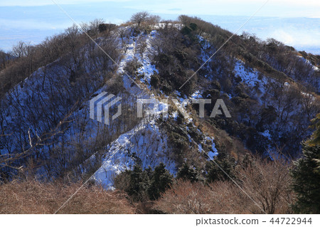 Looking up at the top of the mountain from the middle of the two towers and three towers of Kanagawa in winter (to Enoshima) 44722944