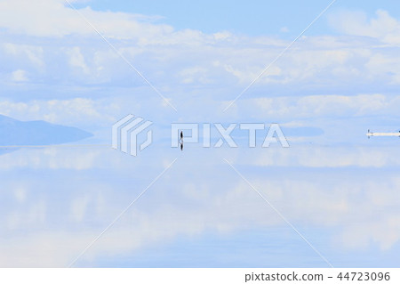 Uyuni salt lake   44723096