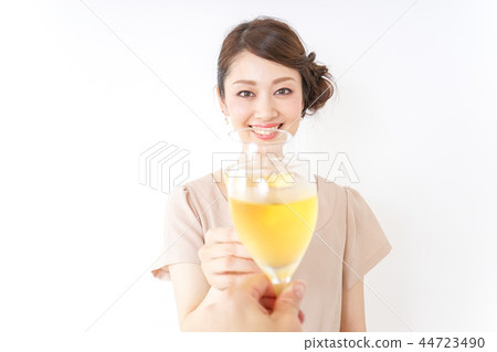 一個女人喝酒 44723490