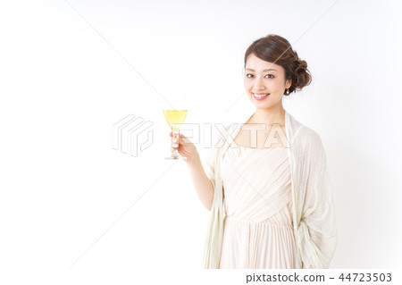 一個女人喝酒 44723503