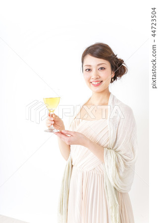 一個女人喝酒 44723504