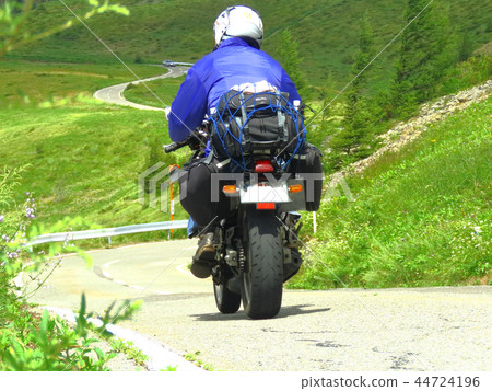 在Migahara地平線上運行的摩托車 44724196