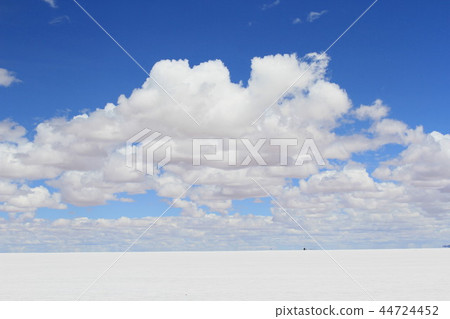 Uyuni salt lake   44724452