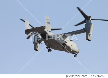 美日海軍陸戰隊航空母艦MV-22B魚鷹運輸機在災難調度中飛行，飛行清澈的藍天 44726263