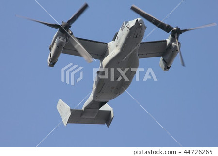美日海軍陸戰隊航空母艦MV-22B魚鷹運輸機在災難調度中飛行,飛行清澈的藍天 美日海軍陸戰隊航空母艦MV-22B魚鷹運輸機在災難調度中飛行,飛行清澈的藍天 44726265