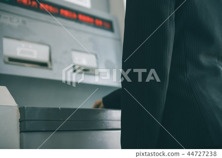 atm 自動櫃員機 女生 44727238