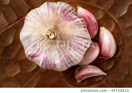 Close up view from above to garlic bulb Close up view from above to garlic bulb 44728818