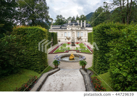linderhof palace garden 44729639