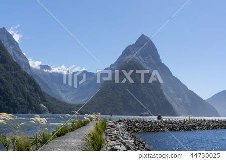 Milford sound dock 44730025