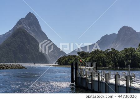 Milford sound dock 44730026