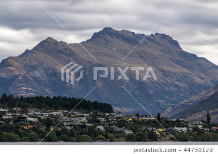 sunset over lake wakatipu 44730129