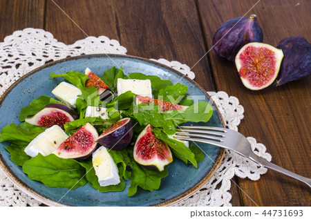 Salad with figs, arugula and cheese brie 44731693