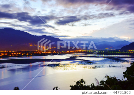 天堂的顏色逐漸變白，河岸的燈籠，閃電和天空在天空之上。 44731803