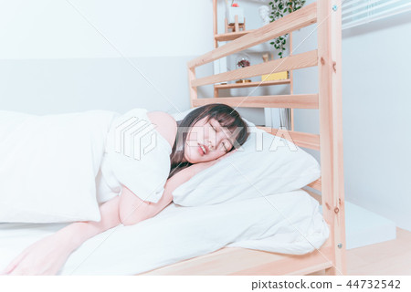 甜美亞洲女孩睡覺中 44732542