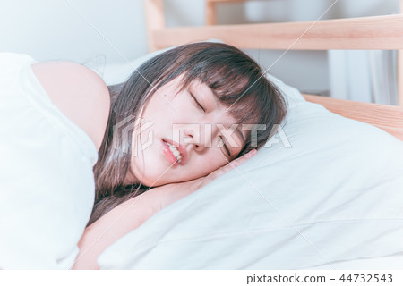 甜美亞洲女孩睡覺中 44732543