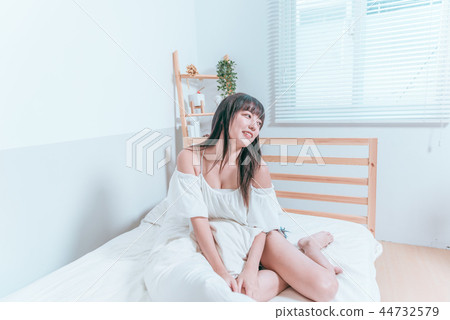甜美亞洲女孩剛睡醒起床笑著期待一天的到來 44732579