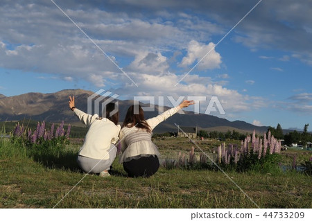 Women's journey 44733209