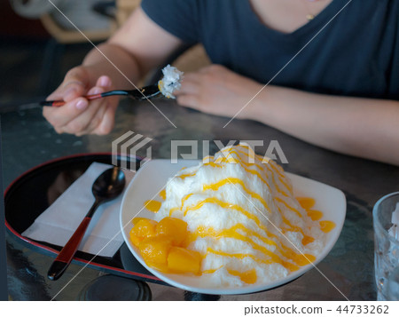 Eating a soft and milky Kakigori 44733262