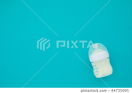 Baby bottle whith mixture milk baby feeding Baby bottle whith mixture milk baby feeding 44735095