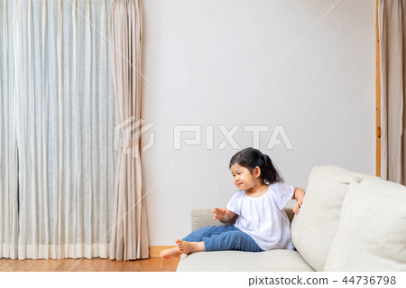 帶孩子的客廳 44736798