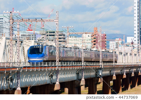Limited express supermarket Hakuto (HOT 7000 series) across the Oyodogawa Limited express supermarket Hakuto (HOT 7000 series) across the Oyodogawa 44737069