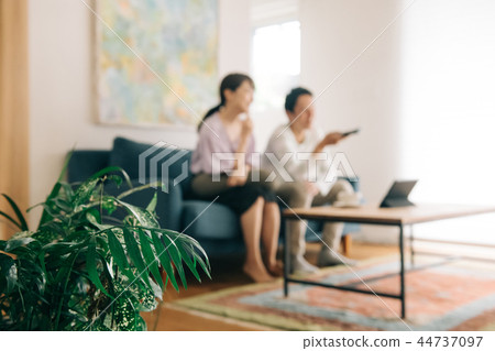 看電視的年輕日本夫婦在屋子裡 44737097
