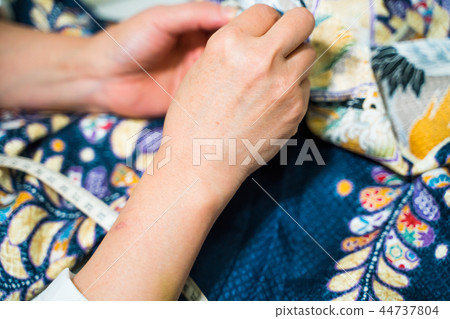 Sewing, Japanese dressmaking, raising the shoulders of kimonos for Shichigosan, sewing Sewing, Japanese dressmaking, raising the shoulders of kimonos for Shichigosan, sewing 44737804