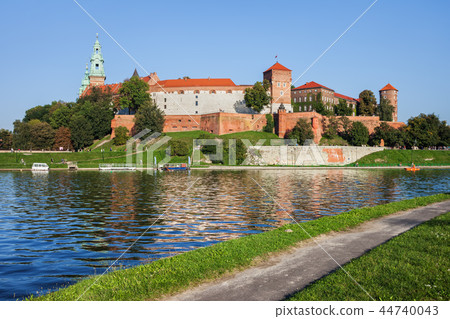 Wawel Castle at Vistula River in Krakow 44740043