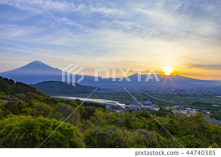 上升從富士山和Mt. Atago的日出風景在富士市，靜岡縣 44740385
