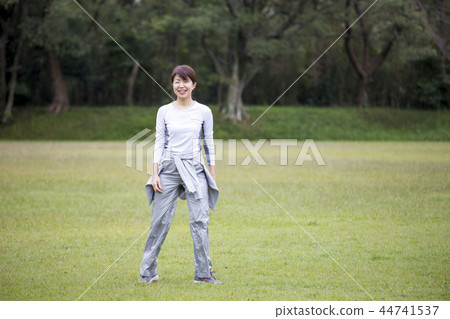 Middle women exercising Middle women exercising 44741537