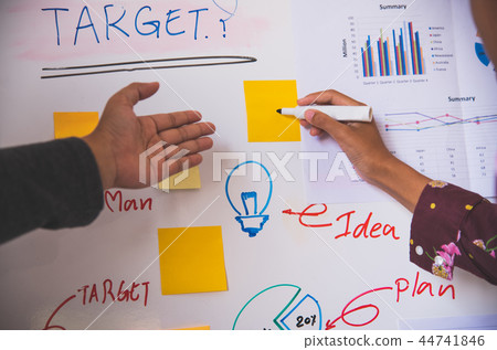 Businessmen are presenting her ideas Businessmen are presenting her ideas 44741846
