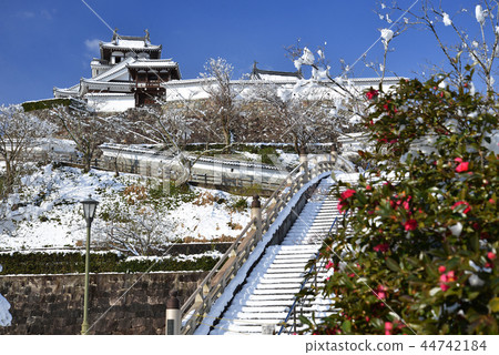 Fukuchiyama Castle with snow scene under blue sky (1) Fukuchiyama Castle with snow scene under blue sky (1) 44742184