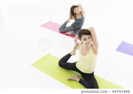 Yoga studio, dove pose 44743466