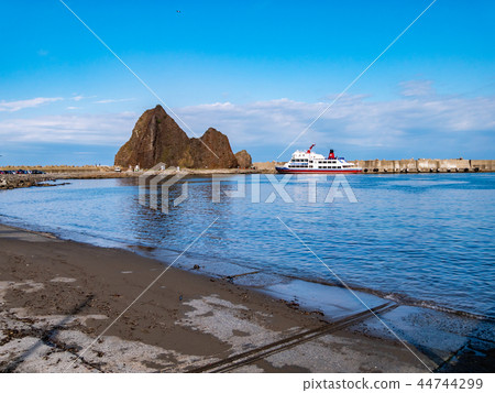 Triangle Rock and sightseeing cruise ship at Utoro Port in Shiretoko, Hokkaido Triangle Rock and sightseeing cruise ship at Utoro Port in Shiretoko, Hokkaido 44744299