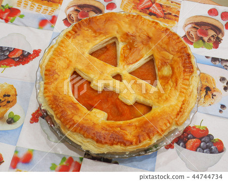 Halloween pumpkin pie Halloween pumpkin pie 44744734