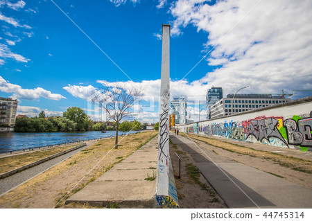 View of the Berlin Wall View of the Berlin Wall 44745314