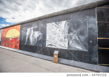 The Berlin wall 44745316