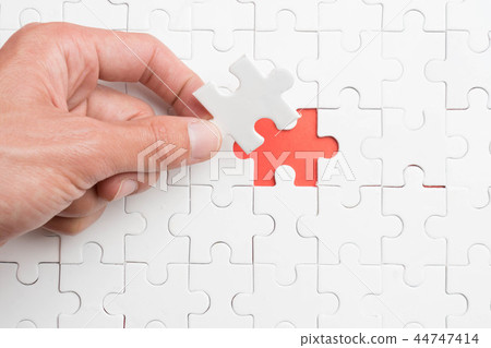 put the last piece of jigsaw puzzle to complete put the last piece of jigsaw puzzle to complete 44747414