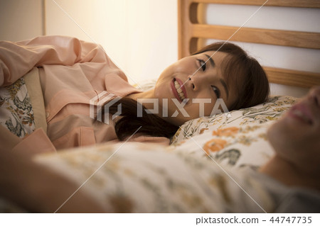 夫婦在床上說 44747735