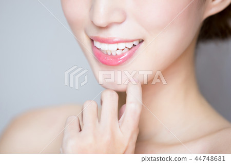 close up of woman tooth 44748681