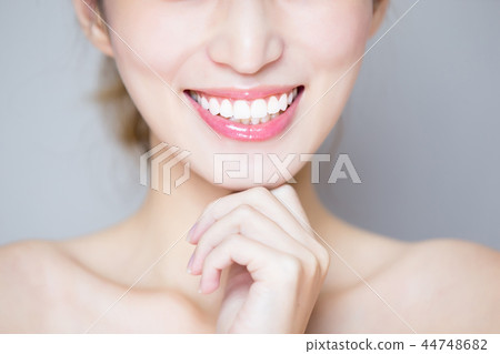 close up of woman tooth 44748682