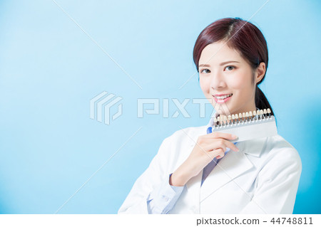 dentist take tooth whitening tool dentist take tooth whitening tool 44748811