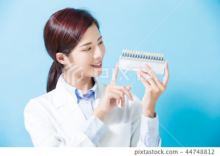 dentist take tooth whitening tool dentist take tooth whitening tool 44748812