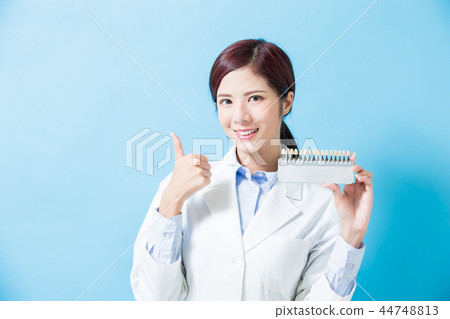 dentist take tooth whitening tool dentist take tooth whitening tool 44748813