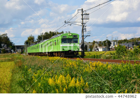 Series 103 running in the autumn sky Series 103 running in the autumn sky 44748962