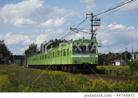 Series 103 that runs well in the autumn sky Series 103 that runs well in the autumn sky 44748972