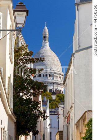 Paris. Sacre Coeur in the early morning. 44750250